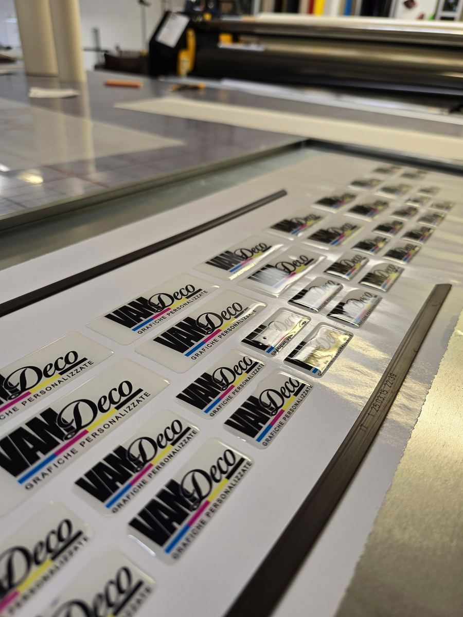 Lavoro di Adesivi ed etichette personalizzate in Ticino realizzato da VAM Deco in Ticino (foto 3)