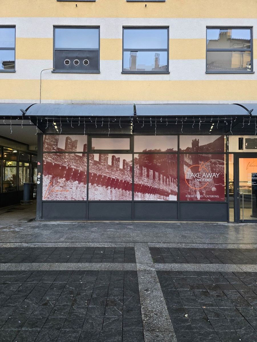 Vetrofanie personalizzate per vetrine di negozio (foto 1)
