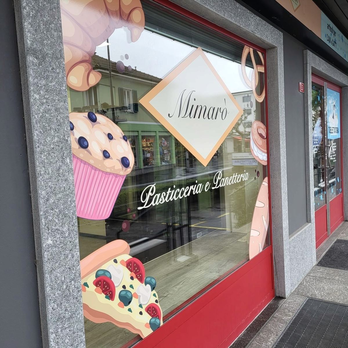 Vetrofanie personalizzate per vetrine di negozio (foto 2)