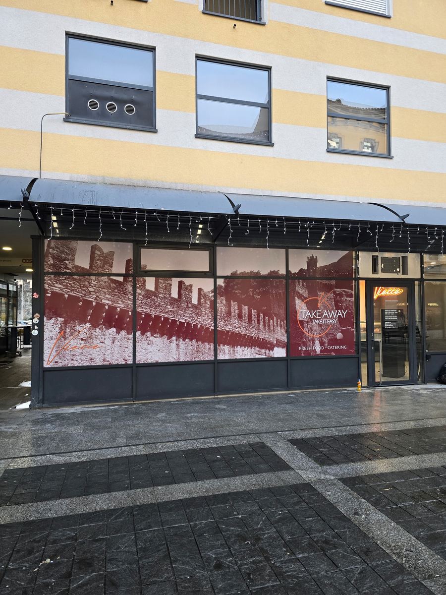 Lavoro di Decorazione vetrine e vetrofanie realizzato da VAM Deco in Ticino (foto 1)