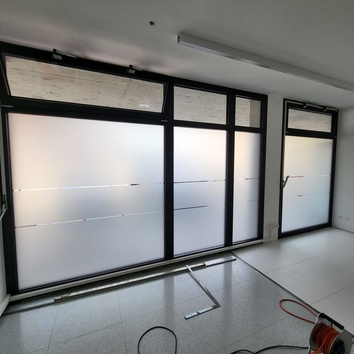 Lavoro di Decorazione vetrine e vetrofanie realizzato da VAM Deco in Ticino (foto 2)