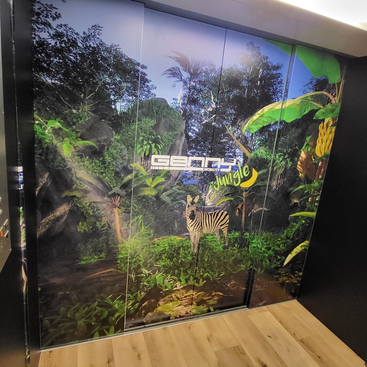 Lavoro di Decorazione vetrine e vetrofanie realizzato da VAM Deco in Ticino (foto 4)
