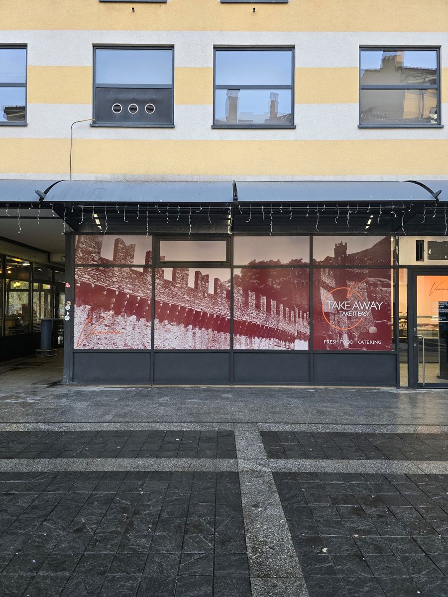 Lavoro di Decorazione vetrine e vetrofanie realizzato da VAM Deco in Ticino (foto 5)