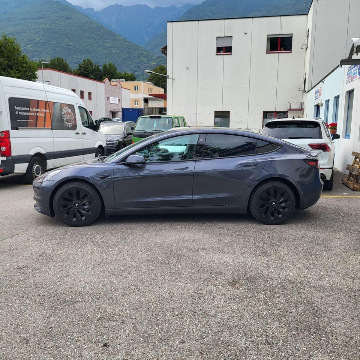 Lavoro di Oscuramento vetri auto in Ticino realizzato da VAM Deco in Ticino (foto 3)