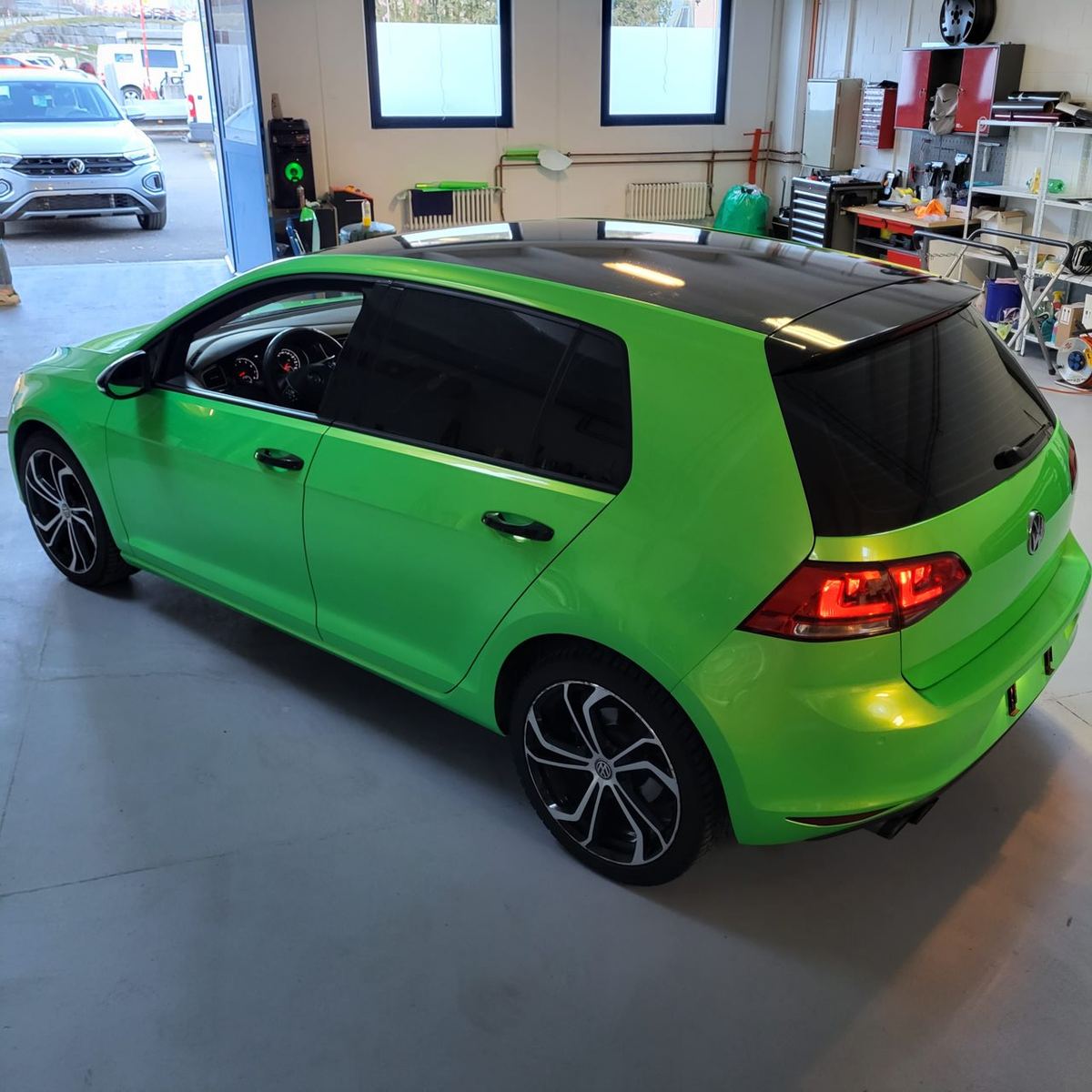 Lavoro di Oscuramento vetri auto in Ticino realizzato da VAM Deco in Ticino (foto 8)
