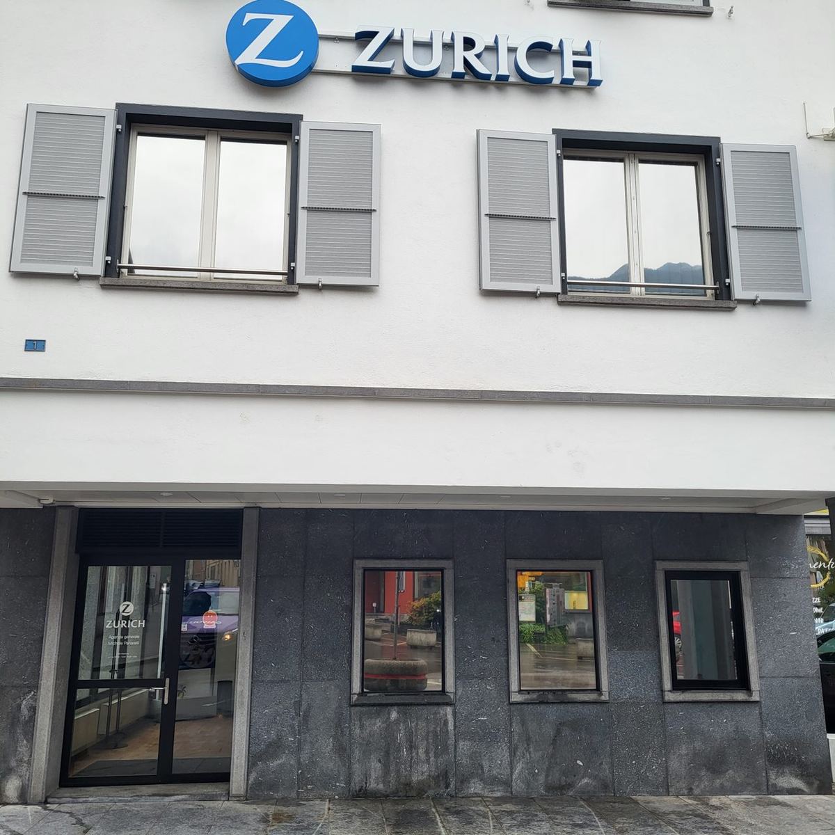 Lavoro di Oscuramento vetrate e pellicole anticalore realizzato da VAM Deco in Ticino (foto 4)
