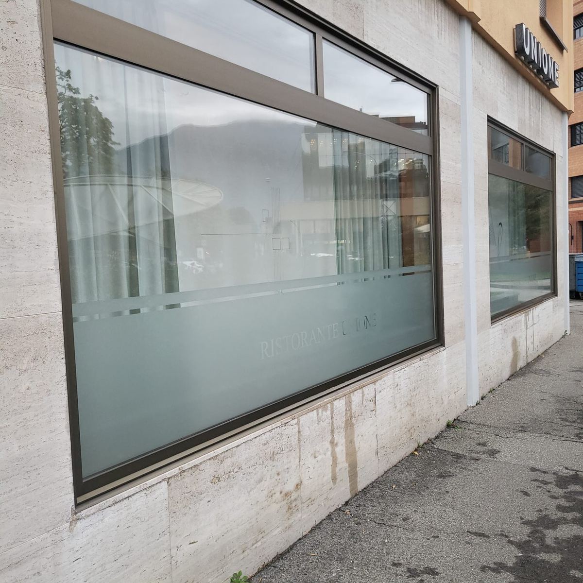Lavoro di Pellicole opache e satinate per la privacy in Ticino realizzato da VAM Deco in Ticino (foto 2)