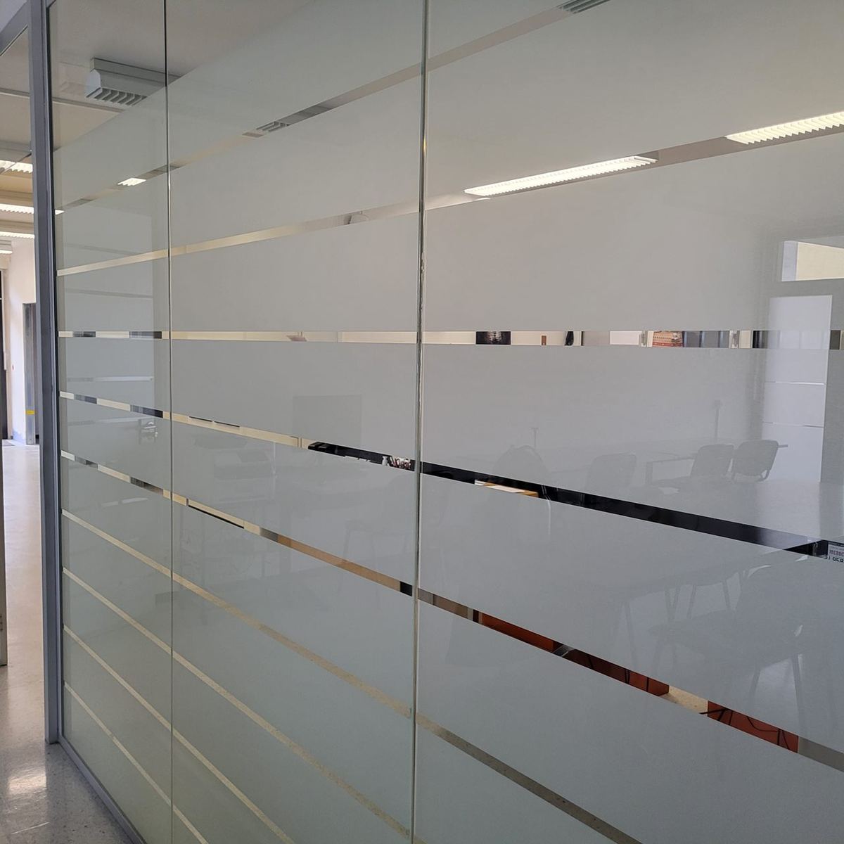 Lavoro di Pellicole opache e satinate per la privacy in Ticino realizzato da VAM Deco in Ticino (foto 4)