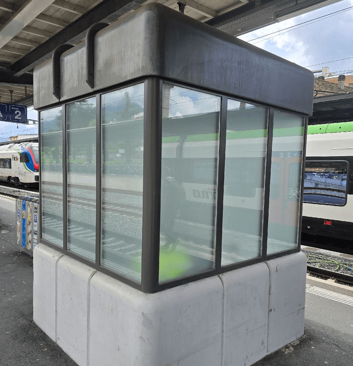 Lavoro di Pellicole opache e satinate per la privacy in Ticino realizzato da VAM Deco in Ticino (foto 6)