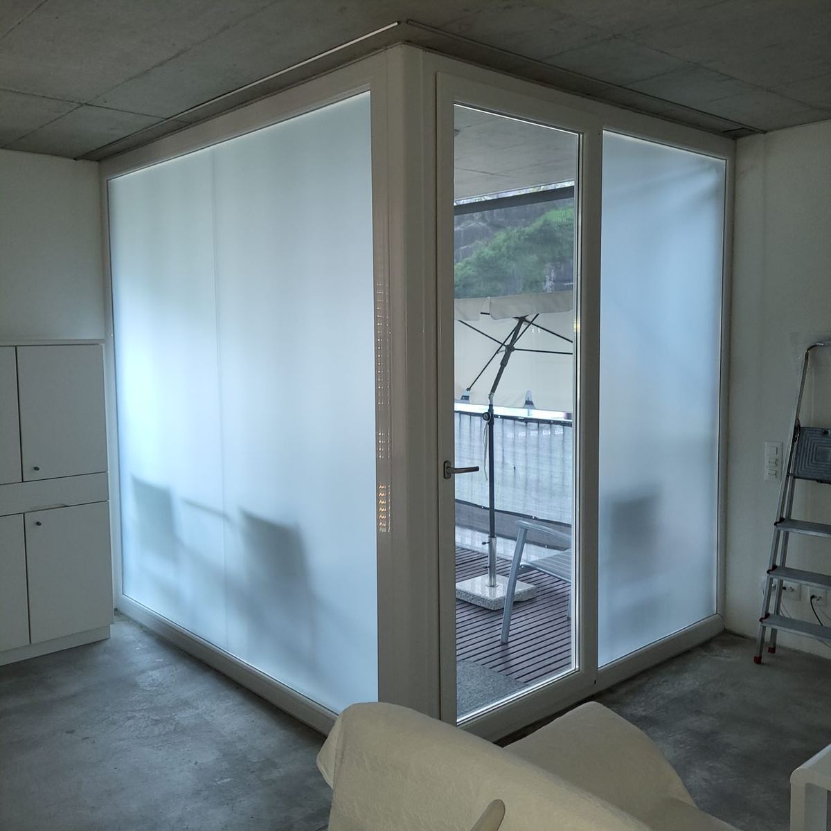 Lavoro di Pellicole opache e satinate per la privacy in Ticino realizzato da VAM Deco in Ticino (foto 7)