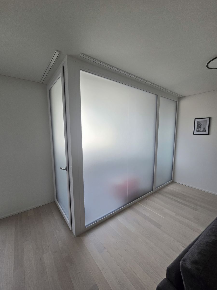 Lavoro di Pellicole opache e satinate per la privacy in Ticino realizzato da VAM Deco in Ticino (foto 8)