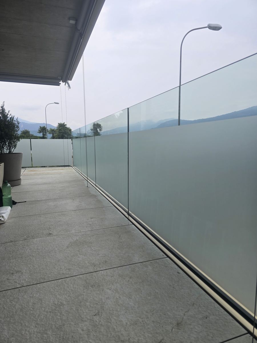 Lavoro di Pellicole opache e satinate per la privacy in Ticino realizzato da VAM Deco in Ticino (foto 9)