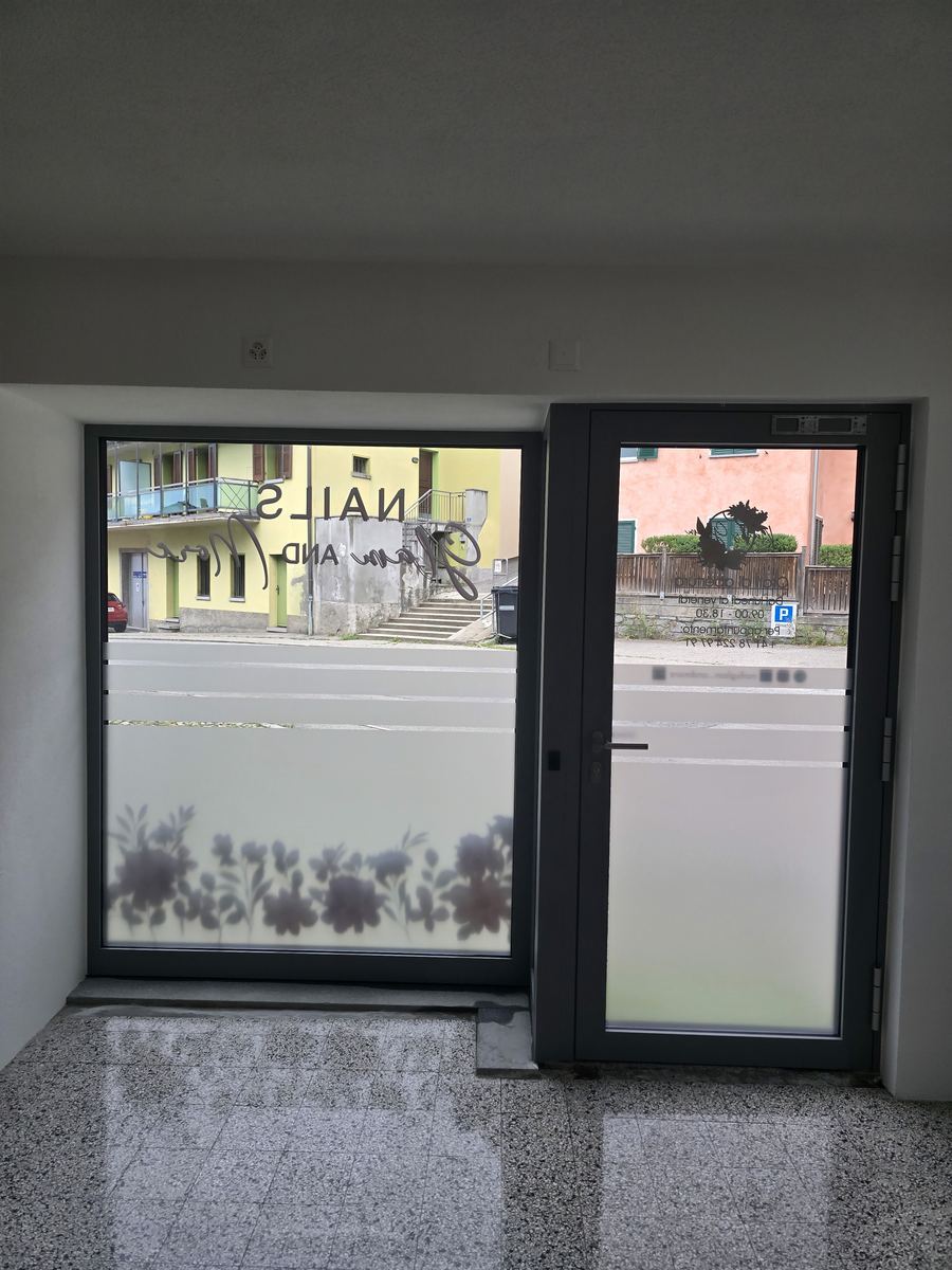Lavoro di Pellicole opache e satinate per la privacy in Ticino realizzato da VAM Deco in Ticino (foto 16)